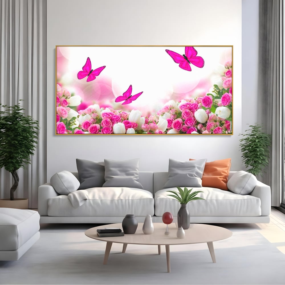 Tablou canvas cu tablou canvas cu trandafiri roz si fluturi, in rama de aluminiu auriu, pe perete intr-un living